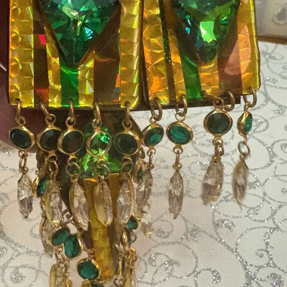 Vintage Beth Brennen Amazing 2 in 1 Green and Gold Loaded Earing New 51/2”long
S - Picture 10 of 16